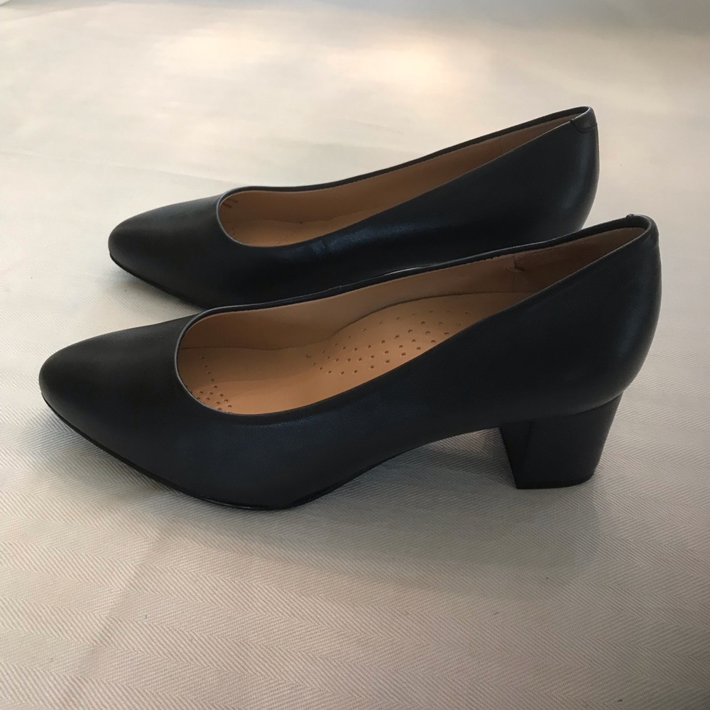 New in Box Trotters Kari Navy Blue Leather 2" Block Heel Pumps 7 Wide